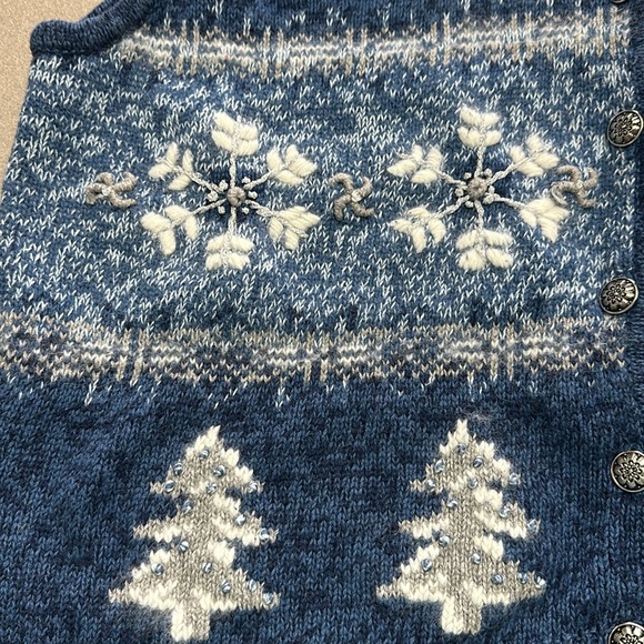 Nortcreast sweater vest blue and white knitted wit winter designs size medium - Picture 8 of 12